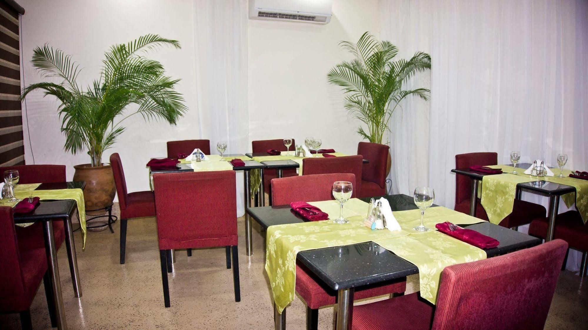 Tropical Enclave Hotel Acra Exterior foto